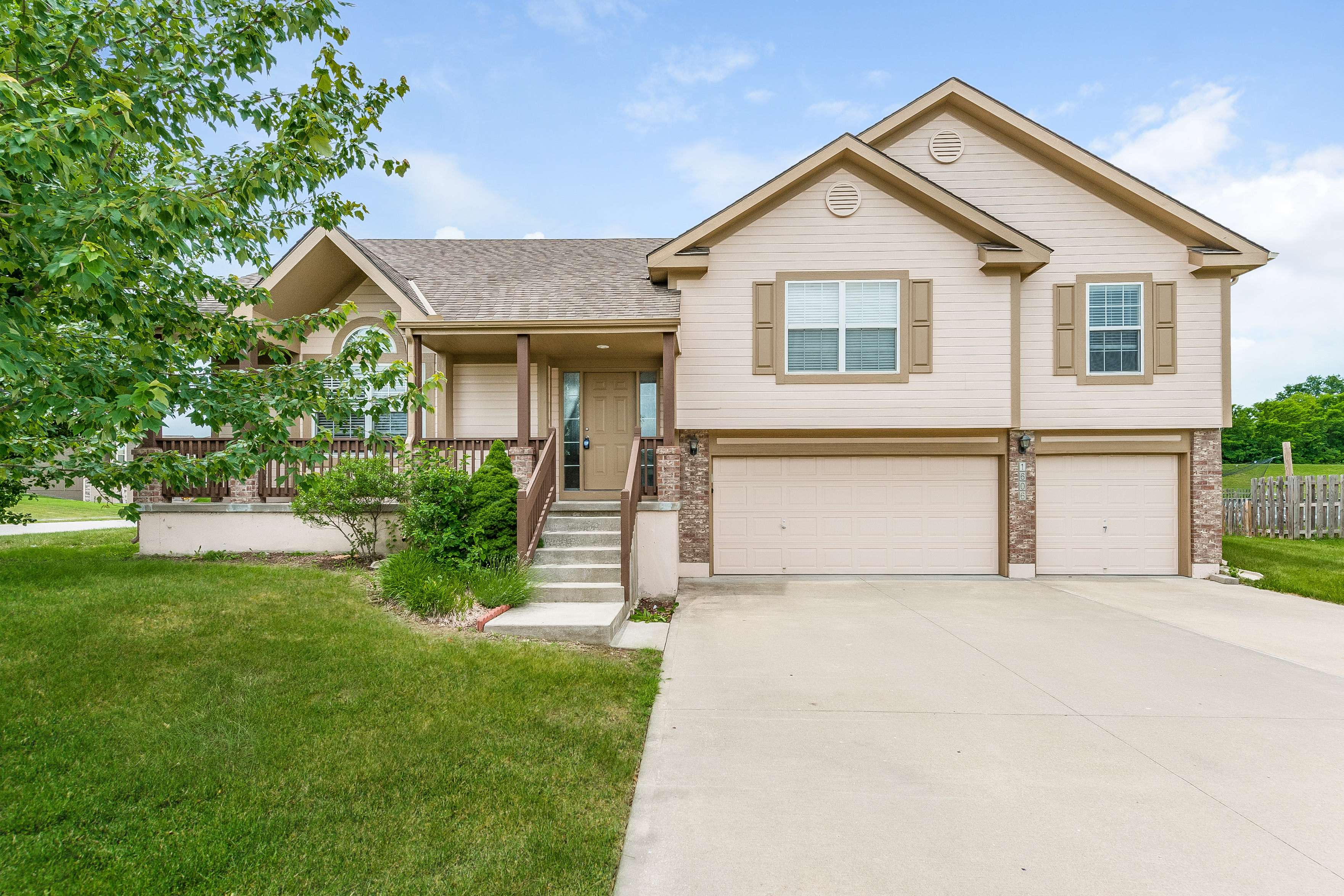 1606 Fairway Ct Pleasant Hill, MO 64080